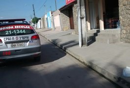 Bandidos assaltam loja e levam o celular e dinheiro do proprietário