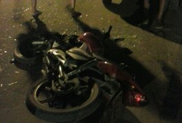 Bandidos armados roubam moto, mas colidem veículo em carro, em Arapiraca
