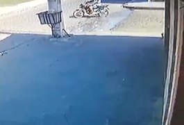 Vídeo mostra furto de moto estacionada na porta de residência em Arapiraca