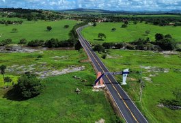 Governo de Alagoas entrega restauração da AL-105 em julho