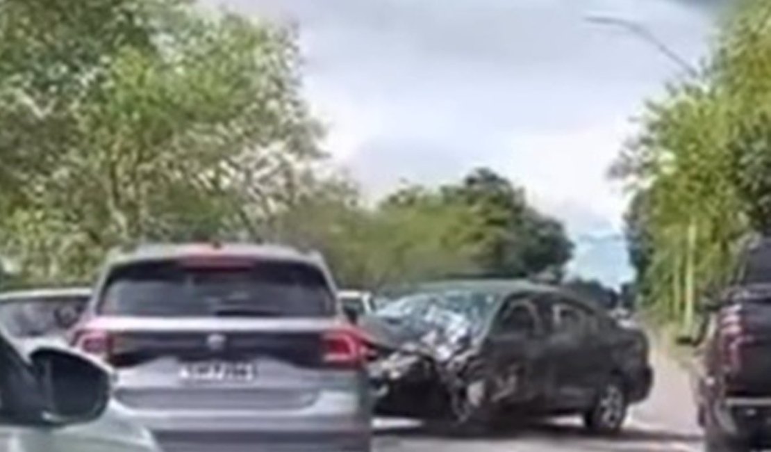 Colisão frontal entre dois carros deixa três feridos na BR-316, em Pilar