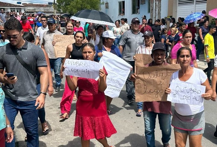 Moradores de Anadia protestam por causa atrasos salariais