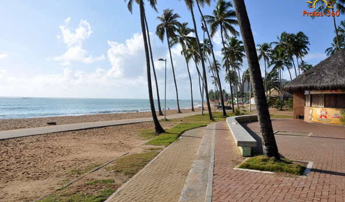 Populares encontram corpo enterrado na areia da praia da Jatiúca, em Maceió