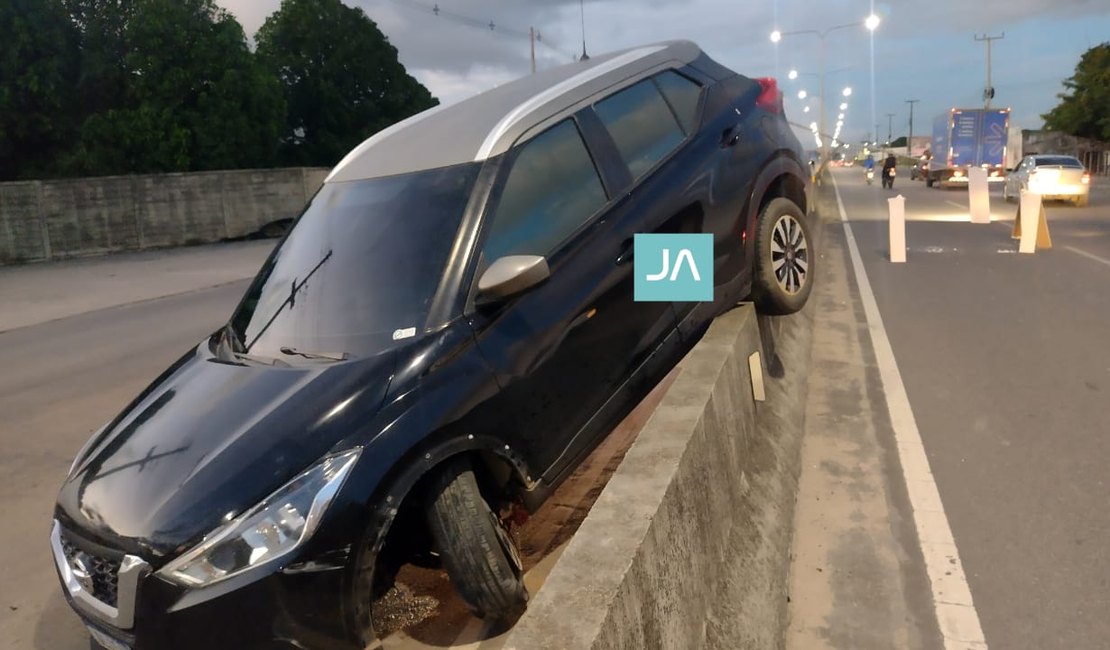 Motorista perde controle da direção e carro derruba poste, sobe em mureta e capota em Arapiraca