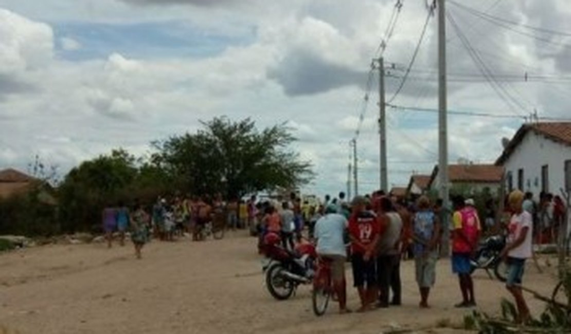 Criminosos invadem residência e atiram em casal