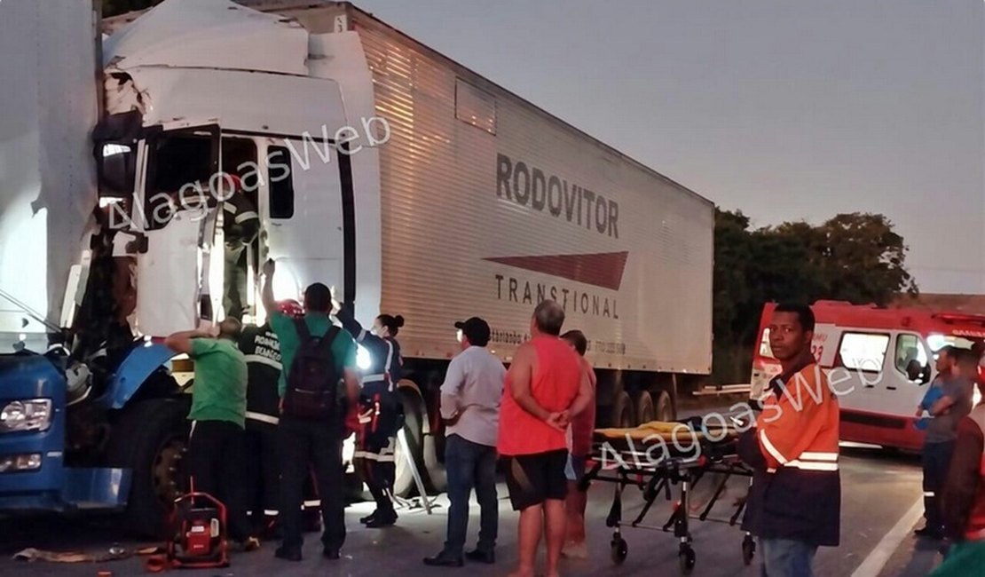 Colisão envolve duas carretas e deixa motorista preso às ferragens no interior de Alagoas