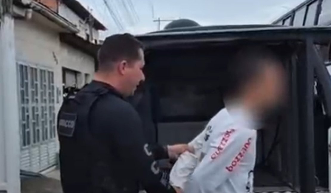 Operação 'Morro do Alemão' cumpre 51 mandados contra integrantes do Comando Vermelho, incluindo influenciador alagoano pré-candidato a deputado