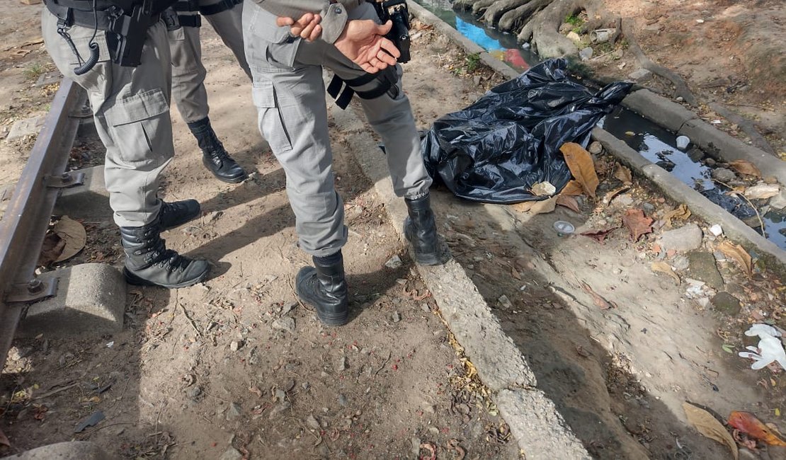 Arapiraquense morre após cair da própria altura na linha do trem, no Centro