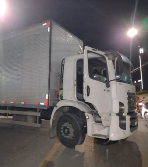 Caminhão baú fica preso em poste de energia e atrapalha trânsito de avenida, em Arapiraca