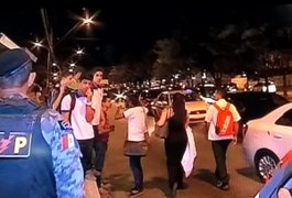População aplaude policiais durante abordagem a suspeitos em Maceió