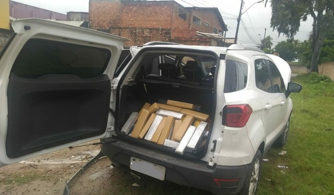 Casal é preso com 30 kg de maconha dentro de carro, em Maceió
