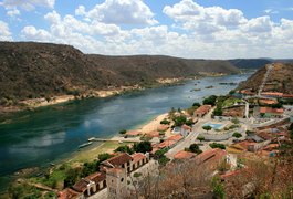 Homem invade casa e abusa de menina de 12 anos que estava tomando banho, em Piranhas