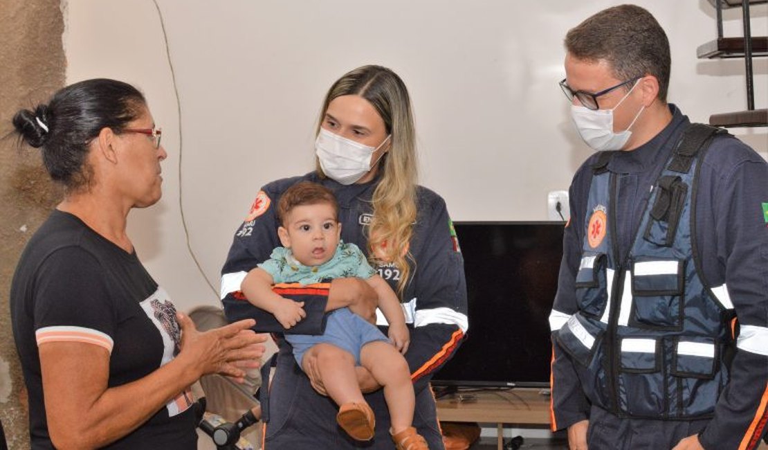 Socorristas reencontram família que buscou atendimento no Samu para salvar bebê que se engasgou