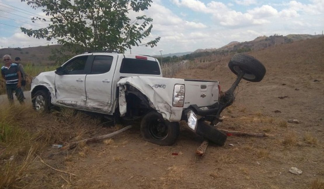 Colisão entre carro e caminhonete na AL-440, em Cajueiro, deixa feridos