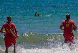 Homem e dois adolescentes se afogam na Praia do Francês e são resgatados pelos bombeiros