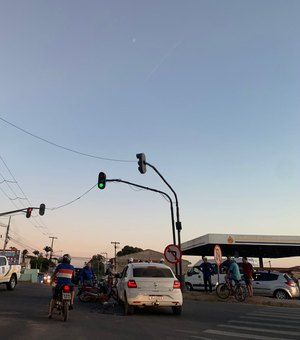 Motocicleta avança o semáforo e colide em veículo de passeio em cruzamento de rodovia, em Arapiraca