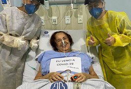 Internada há 27 dias, idosa vence covid e recebe alta do Hospital Arthur Ramos, em AL