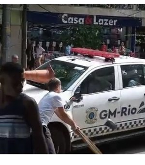 Grupo depreda viatura e hostiliza guardas municipais após abordagem a ambulante no RJ