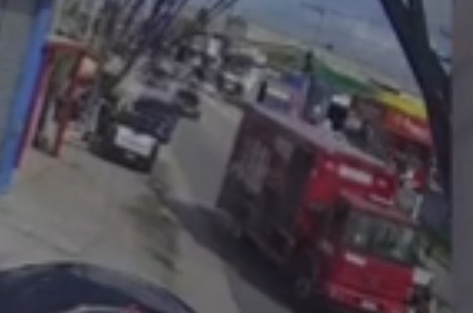 Motociclista vai parar debaixo de caminhão após colisão em rodovia de Penedo