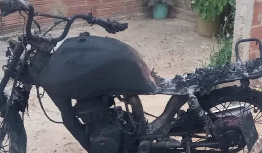 Homem fica revoltado após esposa se recusar a fazer sexo e ateia fogo em moto no Piauí