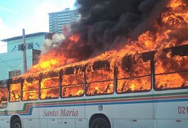 Ônibus é incendiado e carro do governo leva tiros em Natal