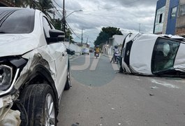 Vídeo. Motorista perde controle de carro, atinge veículo estacionado e capota em Arapiraca