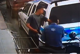 Câmeras flagram assalto à mão armada no Centro de Arapiraca