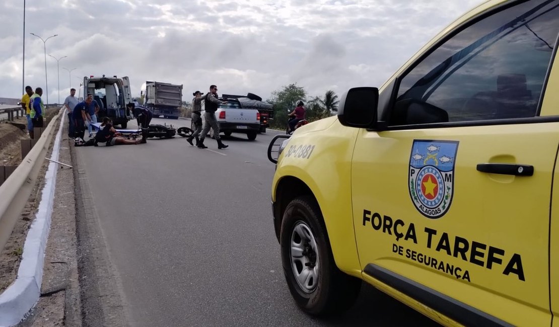 Motociclista fica ferida após colidir contra caçamba e carro em Arapiraca