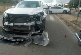 Colisão entre automóveis deixa mulher ferida em Arapiraca