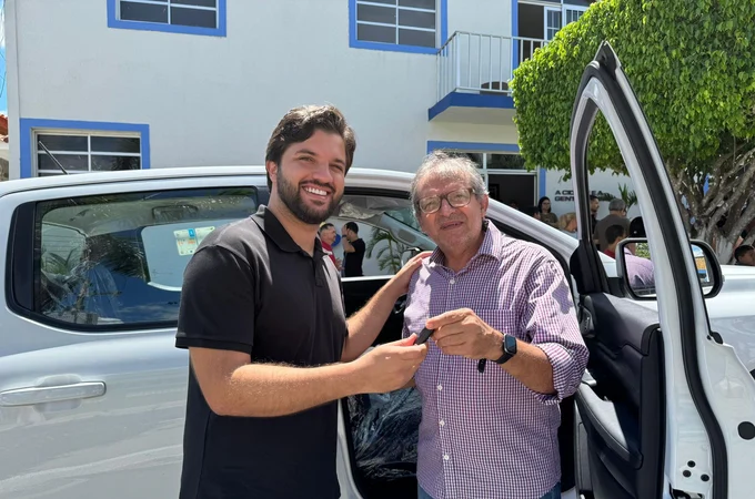 Prefeitura de Traipu entrega novos veículos para Saúde e Educação e motocicletas para GM e SMTT