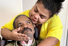 Arlindo Cruz recebe alta do CTI e publica foto com a filha em casa