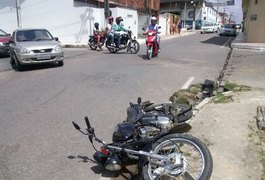 Motociclista fica ferido após condutor de automóvel desrespeitar placa de pare em Arapiraca