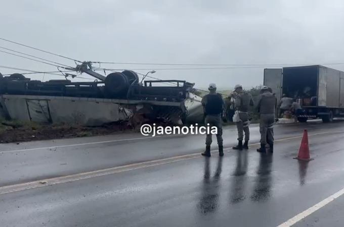Motorista perde controle da direção e caminhão-baú capota em frente ao trevo de Coité do Nóia