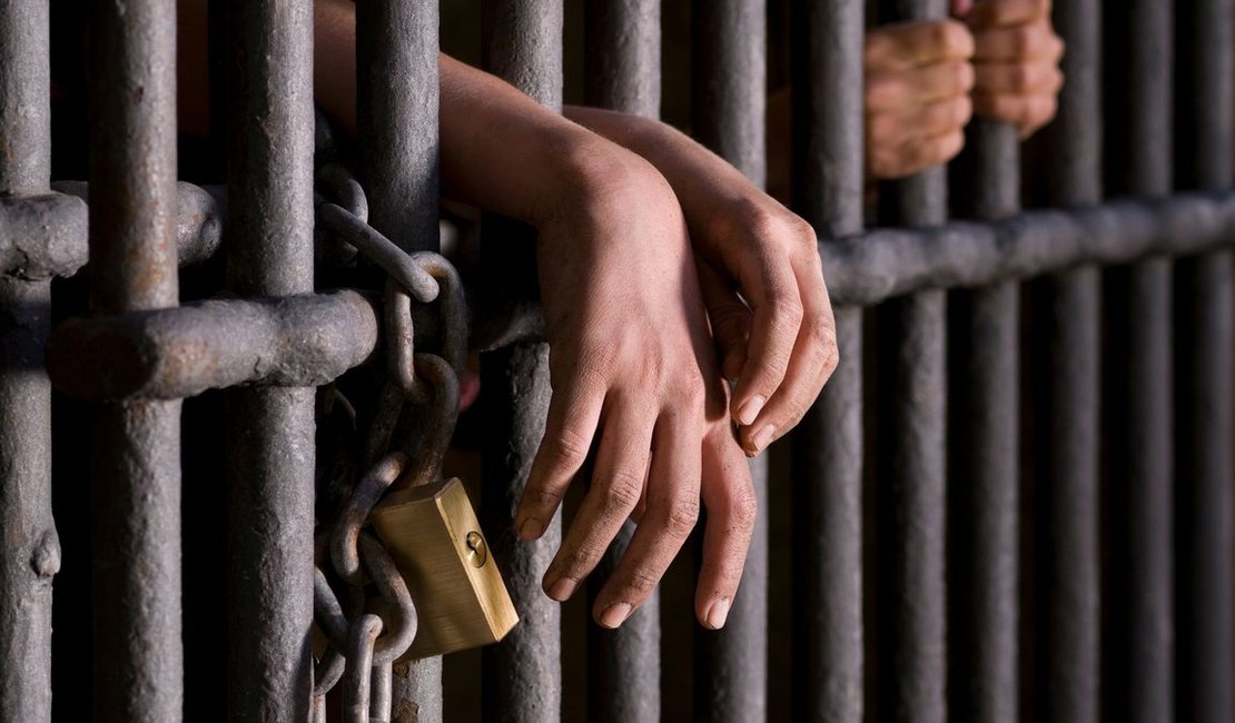 Funcionário de lava a jato é preso por roubar celular de mulher em ponto de ônibus