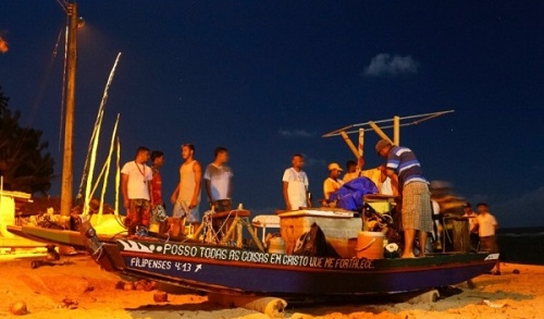 Bombeiros resgatam pescadores que ficaram à deriva no Litoral Norte