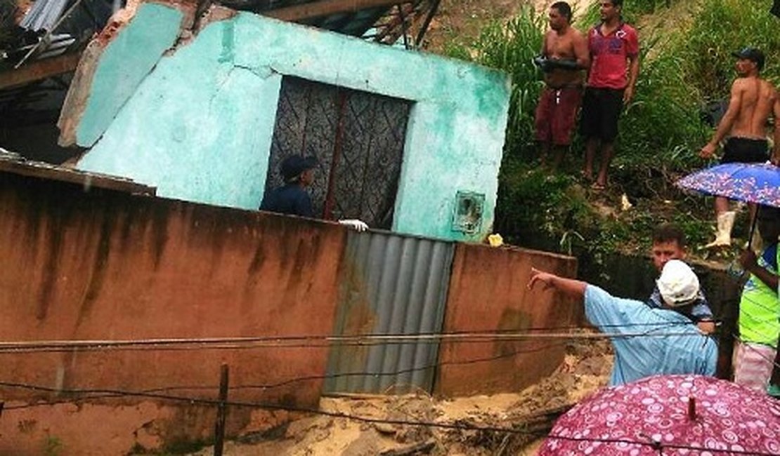 Queda de barreira deixa vítima fatal na região Norte do estado