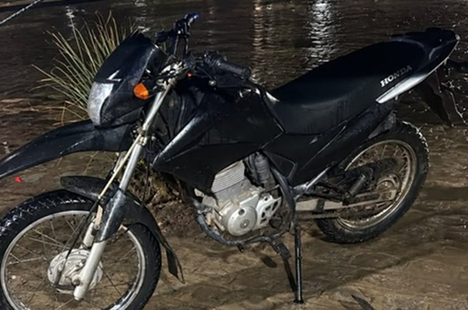 Moto é recuperada após assaltante cair do veículo enquanto tentava fugir, em Arapiraca; celular roubado também foi encontrado