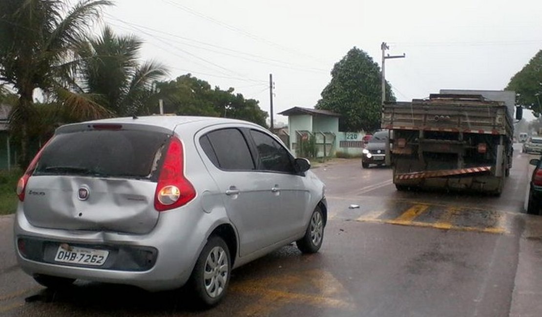 Caminhões e automóvel se envolvem em engavetamento na AL-110 em Arapiraca