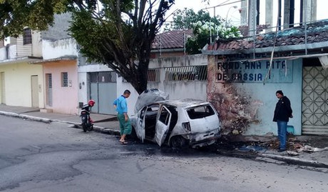 Vídeo. Carro pega fogo após colisão com árvore no Centro de Arapiraca