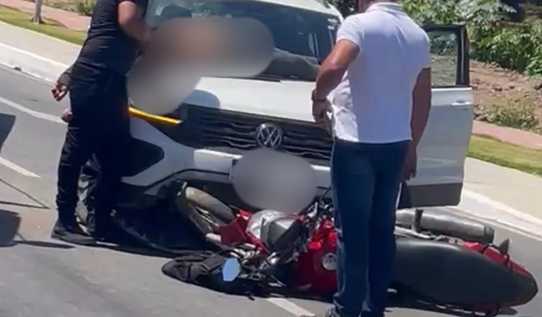Mulher é arremessada contra capô de carro e fica ferida em colisão na Marginal do Riacho Piauí