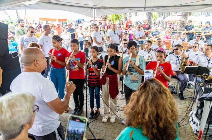 Polícia Militar leva música e diversão a crianças na orla de Maceió