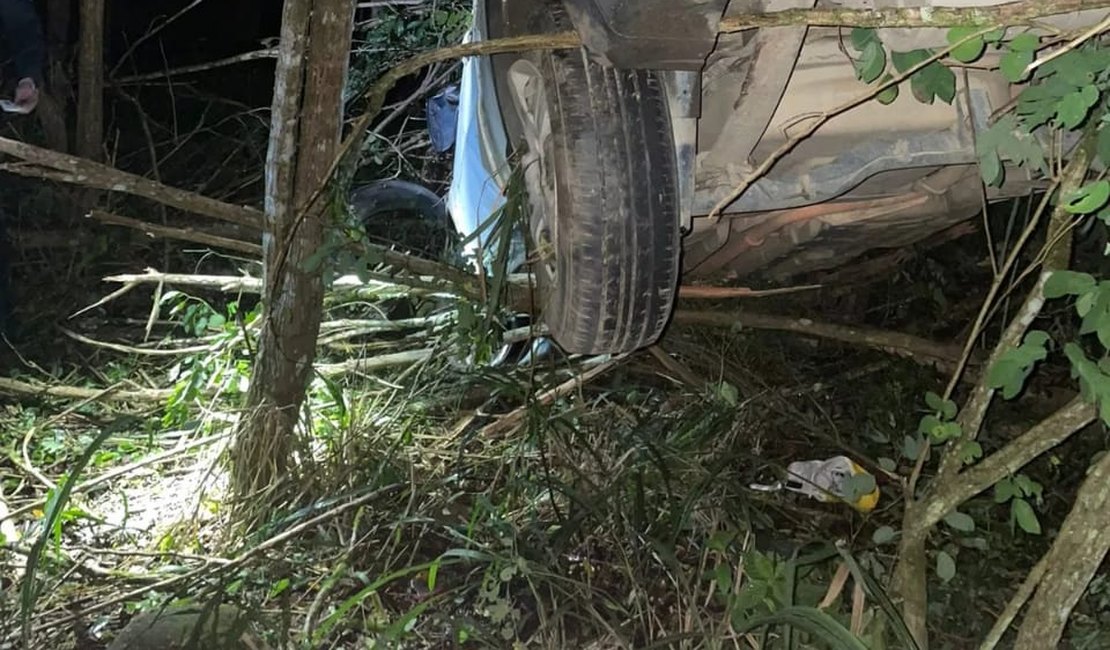 Acidente deixa uma pessoa morta e outras duas gravemente feridas em rodovia de Alagoas