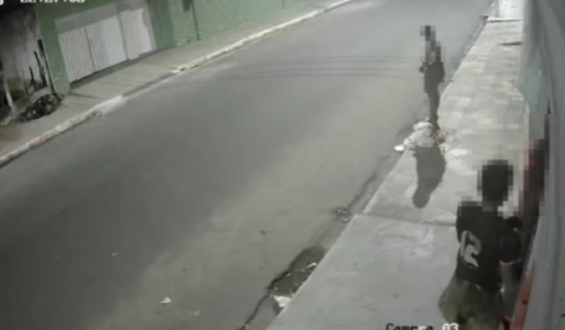 VÍDEO: Casal age mais uma vez no Centro de Arapiraca e tenta furtar lanchonete durante a noite