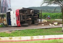 Motorista perde controle e tomba caminhão no trevo de Craíbas