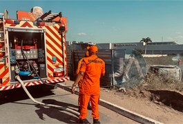 Carro perde controle ao tentar evitar colisão, atinge estrutura de alumínio e pega fogo, em Arapiraca