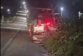 Viatura da PM colide com poste durante perseguição em Maribondo; suspeito segue foragido