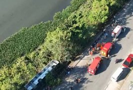 Ônibus cai em canal na zona oeste do Rio e deixa 33 feridos