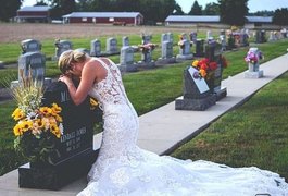 Noiva chora no túmulo do noivo no dia em que seria o casamento