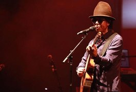 Alagoano Djavan requebra e ensaia strip-tease em show do novo disco