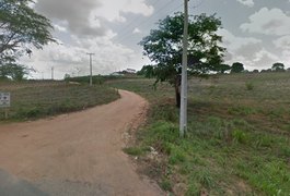 Colisão entre motocicleta e trator deixa mulher ferida na zona rural de Arapiraca